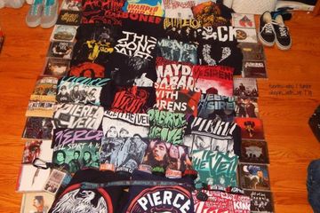 Cara Paling Ampuh Mendukung Sebuah Band Adalah Dengan Membeli Merchandise Nya Ini Buktinya Hai