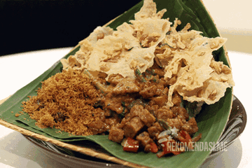 Yang Sedang Berlibur Ke Malang Cicipi Sedapnya Pecel Pincuk Bertabur Serundeng Semua Halaman Intisari