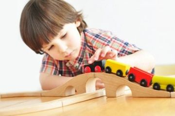 Waktu yang mungkin terbatas itu bisa diisi dengan bermain efektif yang jelas dirasakan manfaatnya oleh anak dan orangtua karena menimbulkan kedekatan.