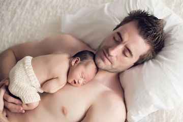 Naluri Ayah Muncul lewat Kontak Kulit dengan Bayi Baru Lahir - Nakita