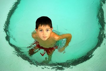 Jangan Biarkan Anak Pipis di Kolam Renang - Nakita