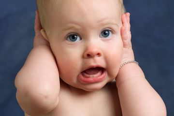 Cek pendengaran bayi Mama dengan mengamati reaksinya.