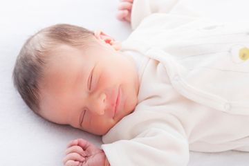 Kira-kira usia berapa bayi bisa tidur sepanjang malam?