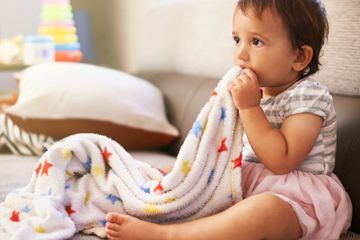 Tidak perlu takut jika anak suka menjilat atau menggigiti benda-benda.