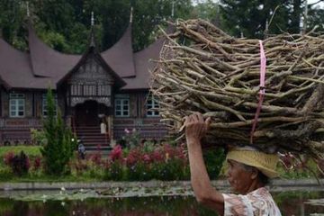Populer Sebagai Lagu Daerah Apa Makna Di Balik Lagu Ayam Den Lapeh Semua Halaman National Geographic Populer Sebagai Lagu Daerah Apa Makna Di Balik Lagu Ayam Den Lapeh Semua Halaman National Geographic
