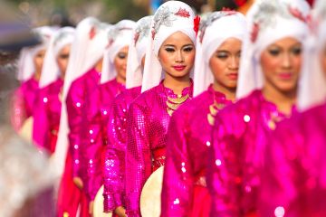 Dara berpakaian tradisional Provinsi Jambi saat Pawai Budaya Nusantara di Monas. Tahun 2013 diseleng