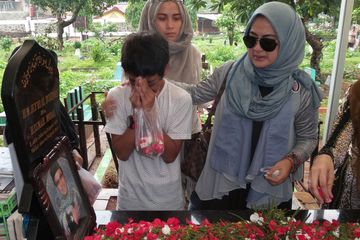 Ziarah ke Makam Ustaz Jefriy, Pipik Dian Irawati Menangis - Nova