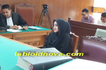 Pipik Dian Irawati Menangis Melihat Terdakwa Pembakar Rumahnya - Nova