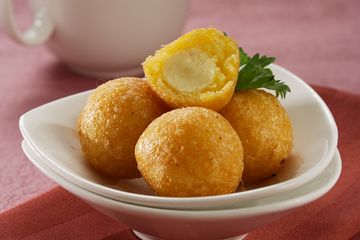 Bola-bola singkong renyah di luar dan lembut di dalam, camilan tradisional yang gurih dan manis