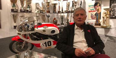 Giacomo Agostini Bicara Soal Marc Marquez dan Valentino Rossi, Akui The Baby Alien Bikin Orang Bersemangat