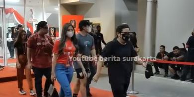 Misteri Perempuan yang Bersama Kaesang Saat Nonton Persis,  Diduga yang Bikin Sang Putra Presiden Pakai Atribut PSS Sleman