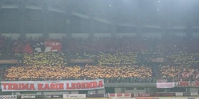 Ismed Sofyan Dapat Persembahan dari The Jakmania di Laga Persija Jakarta Vs Madura United