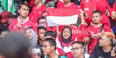 Fans-fans Wanita Timnas Indonesia Semakin Nekat, Sampai Menunggu di Lorong Hotel ke Mall Demi Bertemu Nathan Tjoe dkk
