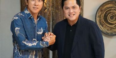 Salaman dan Pelukan di Depan Pemain Timnas U-23 Indonesia, Erick Thohir Beri Kode akan Perpanjang Kontrak Shin Tae-yong