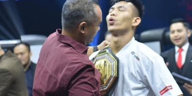 Ronald Siahaan Juara Baru Kelas Ringan One Pride MMA 74, Prestasi untuk Juniornya Jeka Saragih