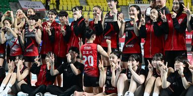 Pelatih Ko Hee-jin Pakai Batik Saat Red Sparks Tiba di Indonesia, Siap Angkut Megawati ke Liga Voli Korea Lagi Musim Depan?