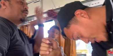 Usai Pulang Salat Jumat, Skuad Malut United Spontan Peringati Ulang Tahun Joko Ribowo di Bus