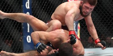 SEJARAH HARI INI - Jadi Juara UFC, Khabib Tak Mau Conor McGregor Dipenjara