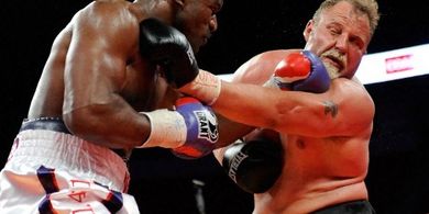 SEJARAH HARI INI - Umur 47 Tahun Tetap Sakti, Korban Gigitan Mike Tyson Masih Bisa Jadi Juara