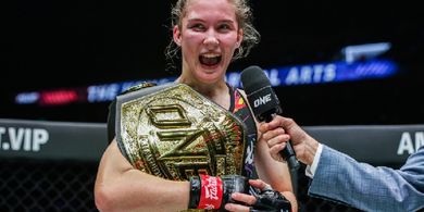 ONE Championship - Smilla Sundell Incar 3 Sabuk Emas seperti Anatoly Malykhin