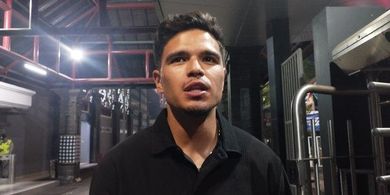 Ragnar Oratmangoen Nonton Laga Bali United Vs Borneo FC, Singgung Aksi Flare Suporter yang Berbeda dari Belanda