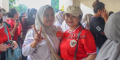 Antusias Pertama Kali Dukung Timnas Indonesia Langsung di Stadion, Suporter Ibu dan Anak Ini sampai Deg-degan