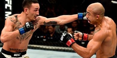SEJARAH HARI INI - Jagoan Paling Sangar UFC Satukan 2 Sabuk Juara