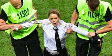 VIDEO - Tak Ada Pengawalan Berarti, Begini Cara Pussy Riot Menyusup ke Lapangan Saat Final Piala Dunia 2018