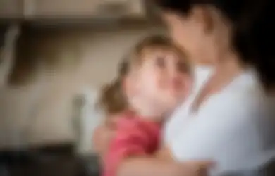 Orangtuanya Pasti Kikuk Bukan Main, tapi Faktanya Pakar Malah Wajibkan Minimal 8 Kali Sehari, Ternyata Manfaat Memeluk Anak Memang Membekas Sepanjang Hidup si Kecil