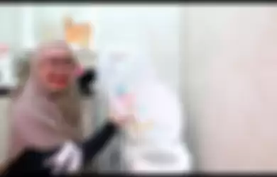 Unggahan video Ria Ricis buang squishy di closet kamar mandi membuat dirinya dikecam netizen
