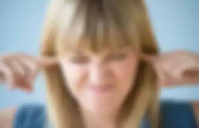 Cara mengatasi tinnitus yang seing dianggap firasat telinga berdenging menurut wanita