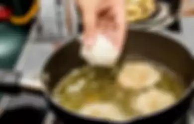 Begini cara membuat minyak goreng bekas jadi jernih kembali.