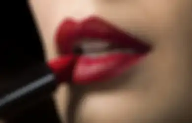 Ingin Tampil Awet Muda Tanpa Suntik atau Operasi? Pakai Saja Lipstik dan 'Blush On' dengan Cara Ini