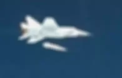 MiG-31 ketika meluncurkan rudal Kinzhal