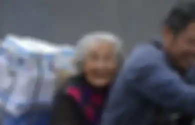 Mengharukan, Ibunya Derita Alzheimer, Tukang Kurir Ini Bawa Serta Ibunya Sambil Bekerja