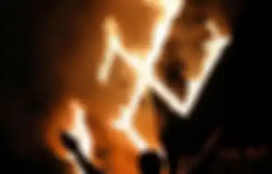 Ketika Perayaan Ulang Tahun Adolf Hitler yang ke-129 Diwarnai Aksi Bakar-bakaran oleh Massa Neo Nazi