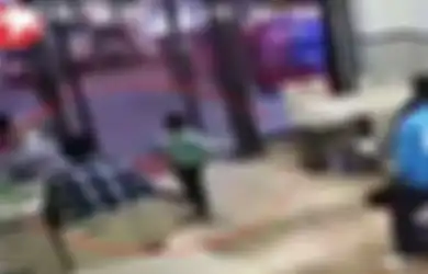 (Video) Teganya, Wanita Hamil Ini Jegal Kaki Balita Hingga Terjatuh