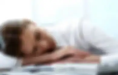 Tidur Berbantal Tangan di Meja Kantor Saat Istirahat Ternyata Berbahaya, Saraf Wanita Ini Rusak Karenanya