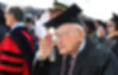 Salut! Veteran Perang Dunia II yang Berusia 96 Tahun Ini Akhirnya Dapat Gelar Sarjana Setelah 7 Dekade Tertunda