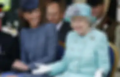 5 Rahasia Aturan Berbusana Kerajaan Inggris, Tas Untuk Menghindari Jabat Tangan