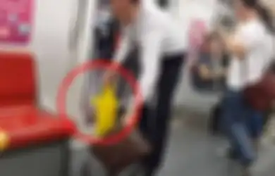 Ditertawakan Seisi Penumpang Kereta, Rupanya Isi Kantong Plastik Pria Ini 'Berkeliaran' Ke Mana-mana
