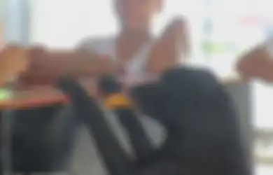Lucu, Anjing Pintar Ini Tiap Hari Membeli Roti Sendiri dan Membayarnya dengan Selembar Daun