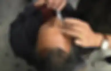 Tradisi Potong Mata Oleh Tukang Cukur di Cina Menggunakan Silet