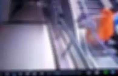 (Video) Tragis, Bayi Ini Tewas Terjatuh Dari Eskalator saat Diajak Selfie Ayahnya
