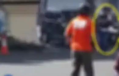 (Video) Aksi Heroik Polisi Selamatkan Bocah Anak Terduga Pelaku Bom di Mapolrestabes Surabaya
