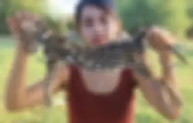 Ingin Jadi YouTuber, Pasangan Ini Buat Video ‘Memasak’ dan Memakan Kucing, Kadal, Serta Ikan Pari