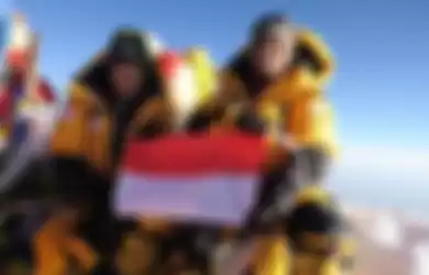 Fransiska (kiri), dan Mathilda, mengibarkan Merah Putih di puncak Everest pada 17 Mei 2018 