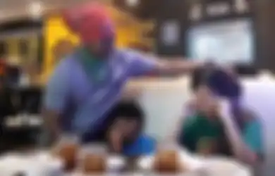 Dua Anak Ini Menangis Saat Lihat Pelayan Restoran Itu Ternyata Ayahnya yang 'Hilang' Selama Tiga Tahun