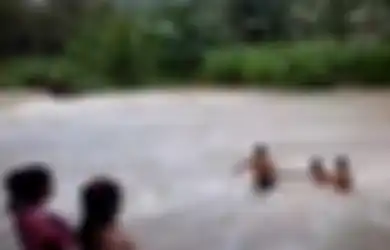 (Video) Sekadar untuk Sekolah, Siswa SD di Binjai Bertaruh Nyawa Seberangi Sungai Dengan Arus yang Deras