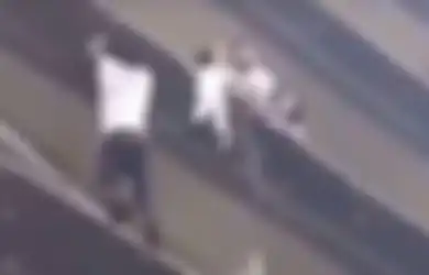 Bak Spiderman, Pria Ini Panjat 4 Lantai Untuk Selamatkan Bocah yang Tergantung di Sebuah Balkon Apartemen